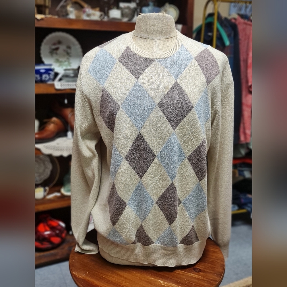 Docker's Muted Diamond Pattern Sweater size L